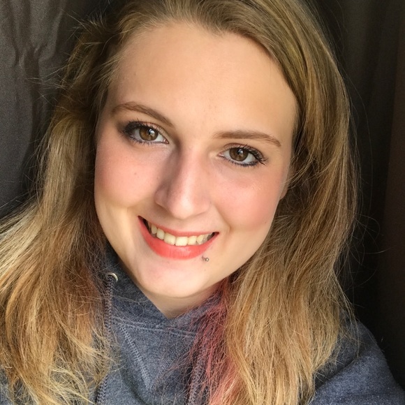 Meet your Posher, Mikayla - Picture 2 of 2